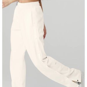 NWT Alo courtside tearaway snap pant